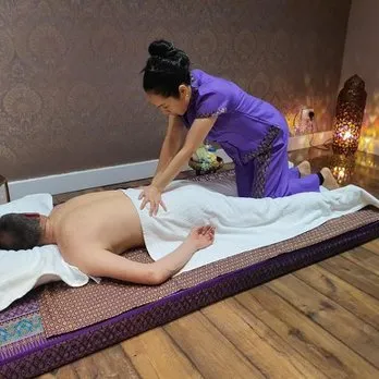 Traditional futon massage therapy at Q Healthy Spa